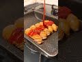 甘辛だれが絡んだウィンナーをおにぎりにどーん🌭ケチャップ×コチュジャンの甘辛ヤンニョムだれがごはんと相性抜群❤️俵型のおにぎりに挟むだけでいつものウィンナーがちょっと特別に✨