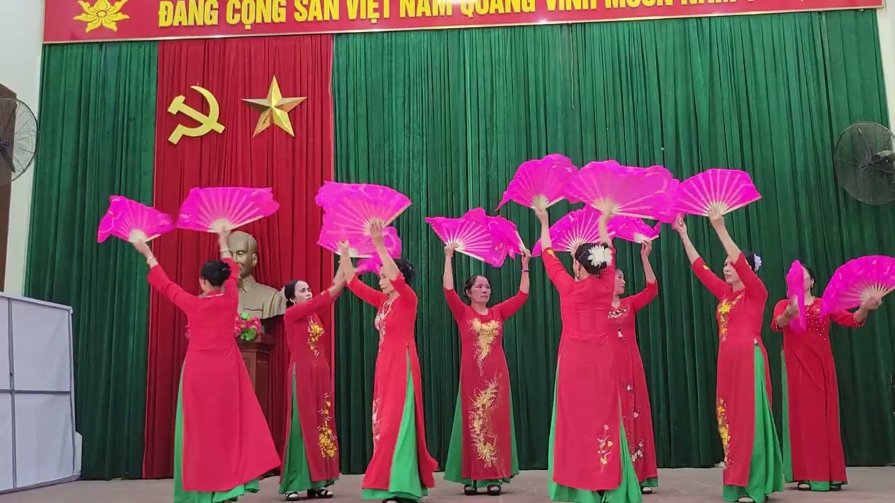 Đội đồng ngồ múa quạt Tình Nồng Thắm