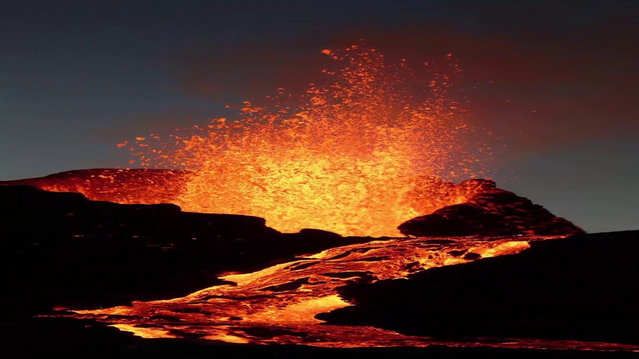Кипящее небо. Лава в жерле вулкана. Очаг магмы жерло кратер лава. Кратер с лавой. Вулкан нираконго.