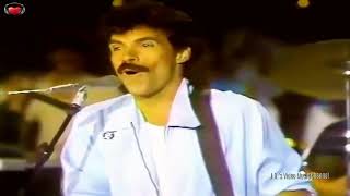 Video thumbnail of "Maneater (Devoradora de Hombres) - Daryl Hall & John Oates (1982)"
