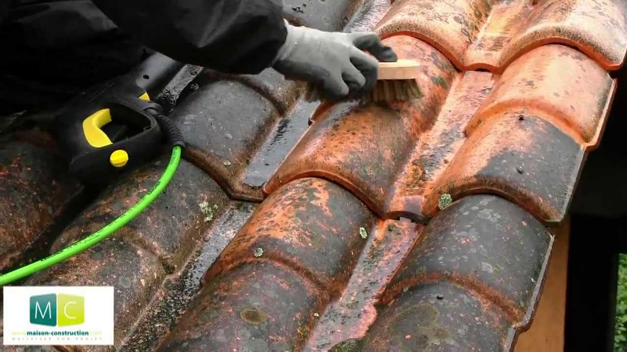 Nettoyage de toiture avec un produit anti mousse par un couvreur  professionnel dans les alentours de Draguignan - LA BONE TOITURE