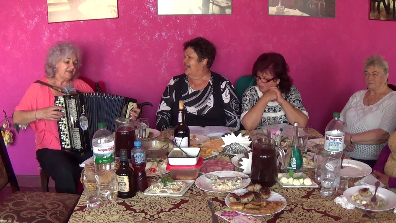 подруги Люда и Валя - Когда то песни матери нам пели - YouTube