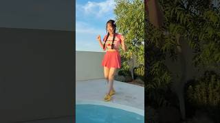 The Girl Wants To Take A Bath In The Swimming Pool