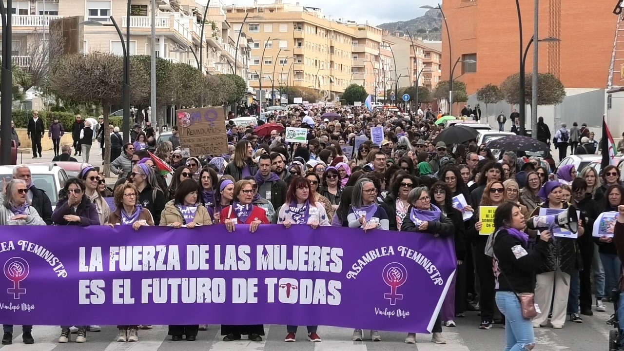 8M  Les dones es manifesten per a reivindicar els seus drets