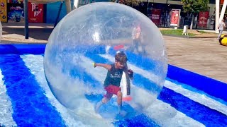 Dev Balon İçinde Su Üzerinde Yürümek. Dengeni Sağla Ve Su Üzerinde Koş. HÜSO. 4K Video