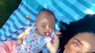 Asi toman su siesta de la tarde Aislinn Derbez y su hija Kailani