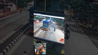 Viral, Seorang Petugas Terlindas Truk di Jembatan Timbang Losarang #viral #shots