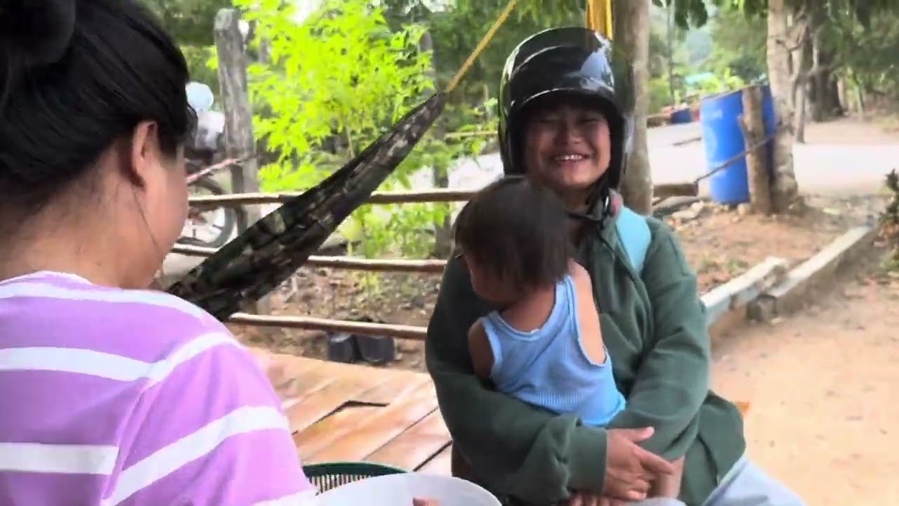 เข้าตัวเมืองซื้อของของกินของใช้ในบ้านนำของมาแจกให้น้องกอลั่มและเด็กในหมู่บ้านขอบคุณทุกการสนับสนุน…