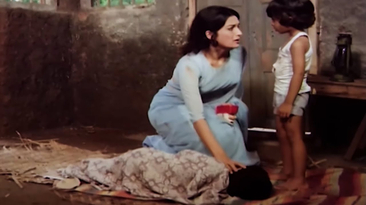 बीमार बच्चो के खातिर माँ ने चुराई दुकान से दवाई - Asha Parekh Emotional Scene