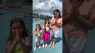 👯‍♀️ SISTERS FIGHT and MOM LOVES them 💯 MARA și TEO se STROPESC cu APĂ 🌊 #shorts