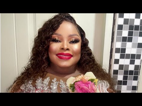 Qizlar uyda yubkada it uslubida suratga tushishadi