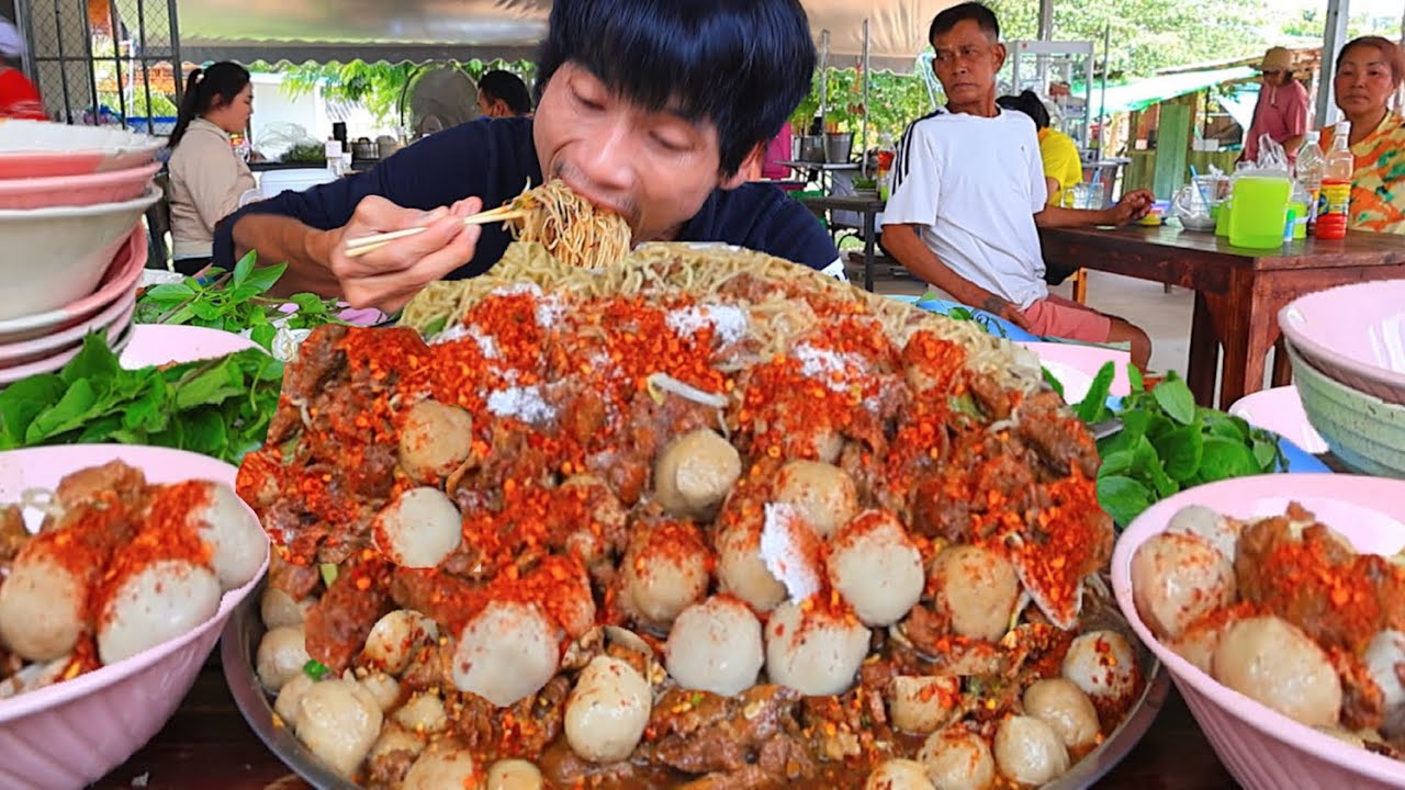 ก๋วยเตี๋ยวน้ำตกเนื้อตุ๋นแกล้มผักสดแซ่บคักอีหลีครับพี่น้องMUKBANG EATING SHOW#โก้อีสานพาแดก