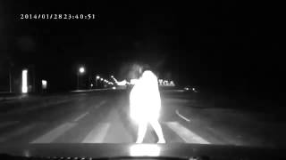 Девушка в латвии переходит дорогу или толстый призрак