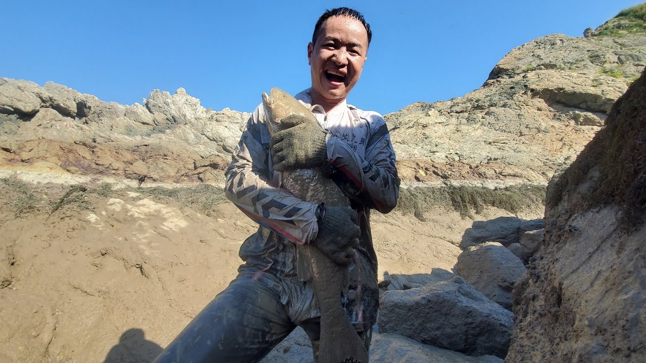 等了一年才等到机会的史前巨坑，底下两条巨物在水中翻滚，根本抓不住