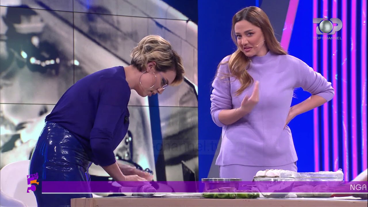 Bieta Sulo bën brumin e byrekut gati, vajzat seksi hapin petët live