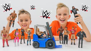 Vlad ve Niki, WWE oyuncakları Forklift ile 5 kilit mücadelesi veriyor