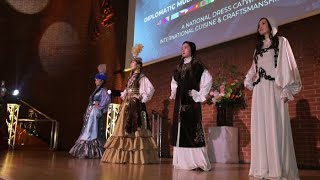Казахские национальные наряды представили на показе модной одежды в Лондоне