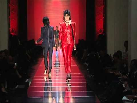 Video: Ang 46-taong-gulang na modelo ay naging mukha ng koleksyon ni Jean Paul Gaultier