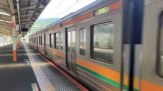 JR東日本管内の駅を発車するJR東海211系5000番台LL18編成＋211系5000番台SS8編成（5連）