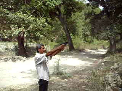 alvaro SOSA disparando la pistola escuadra en las ...