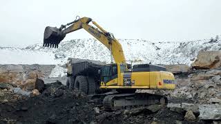 Komatsu PC490LC-10 Loading Caterpillar 777