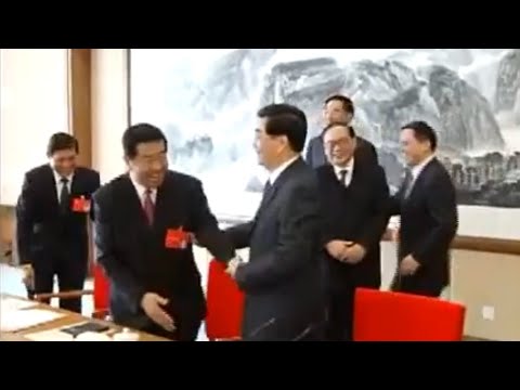 贾庆林和刘淇同志生动的诠释了什么是“如坐针毡”(玩笑请勿当真) 2002年11月7日，胡锦涛同志受江泽民总书记委托看望北京团代表