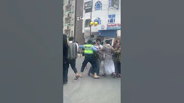 احدرجال المرورفي اليمن محافظة اب تصرفه غير لائق مع المواطنين 