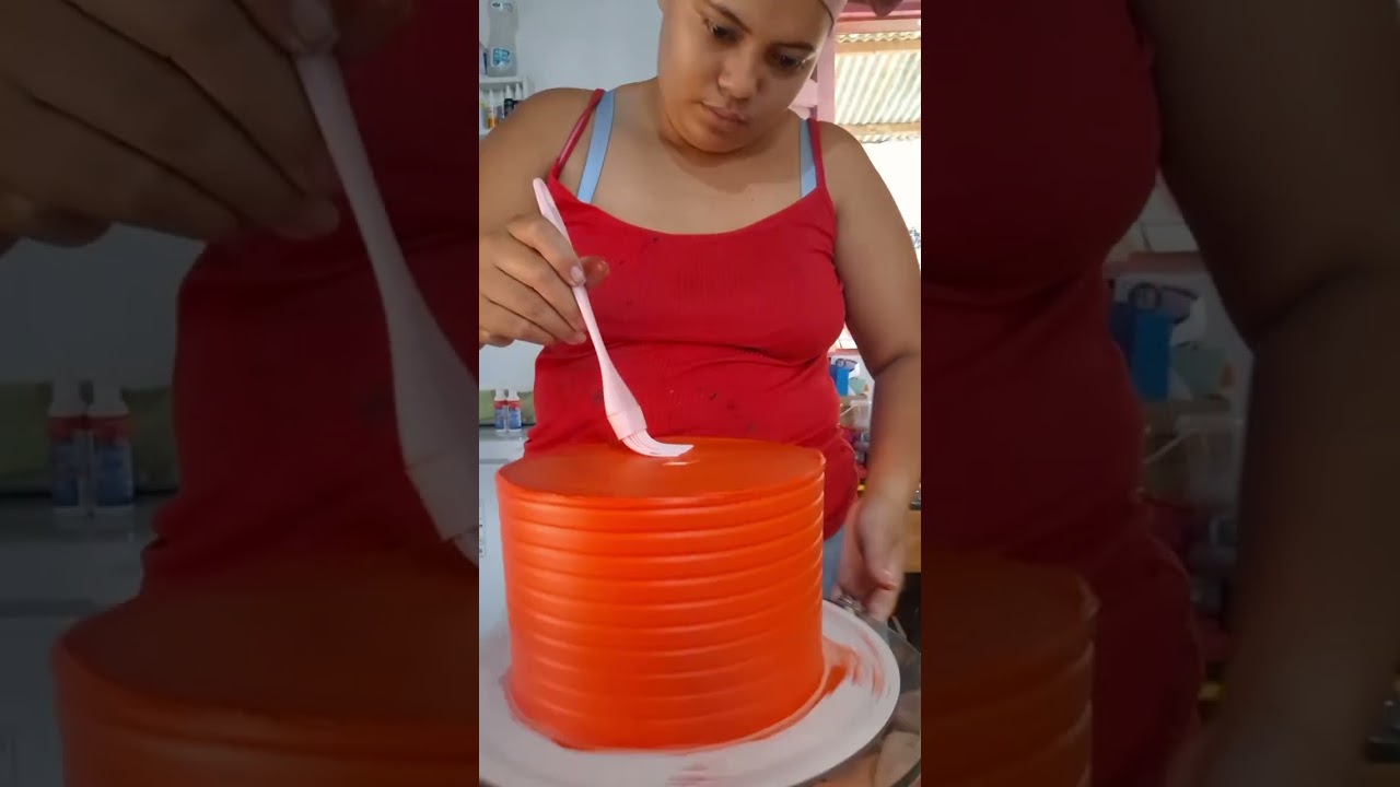 Decoração de bolo de 2 andares tema mini vermelho em chantilly 
