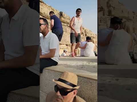 مرشد سياحى يوثق مايحدث فى منطقة اهرامات الجيزة بسبب غضب المرشدين والتطوير