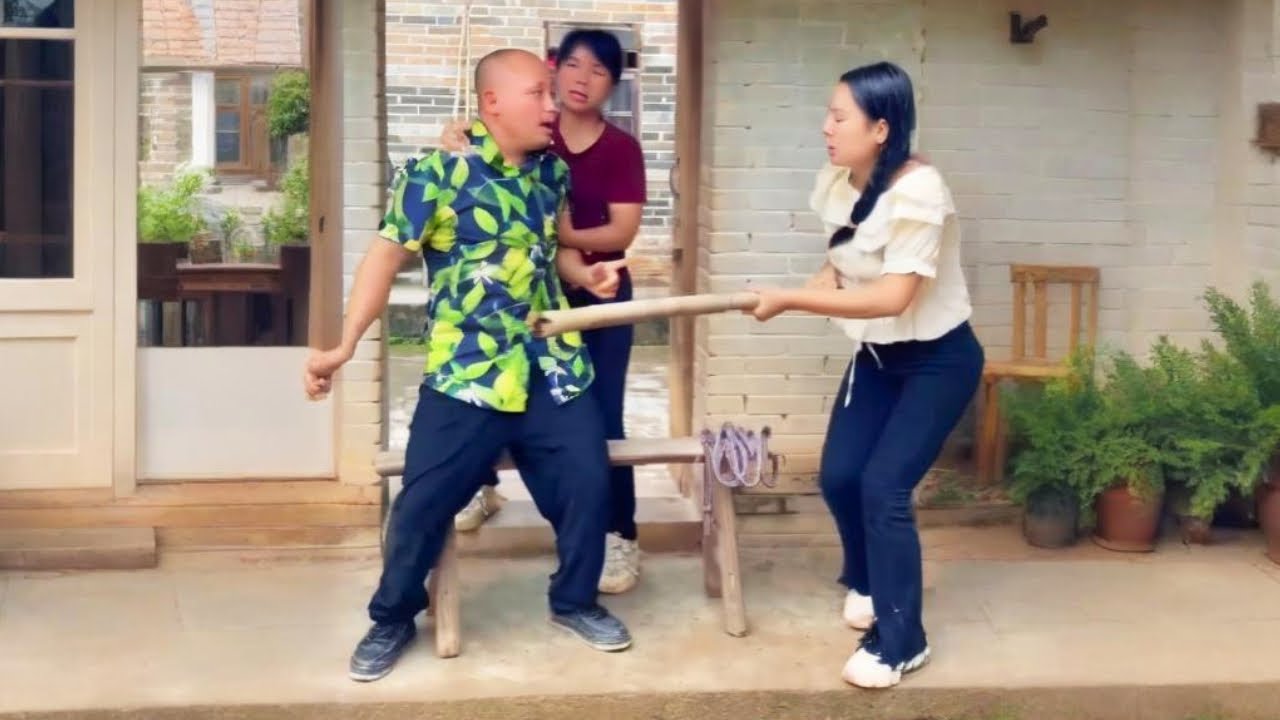 被绑住的美女一脚踹飞人贩子逃跑，善良的村姑帮她掩饰，设下陷阱成功拿下恶人！