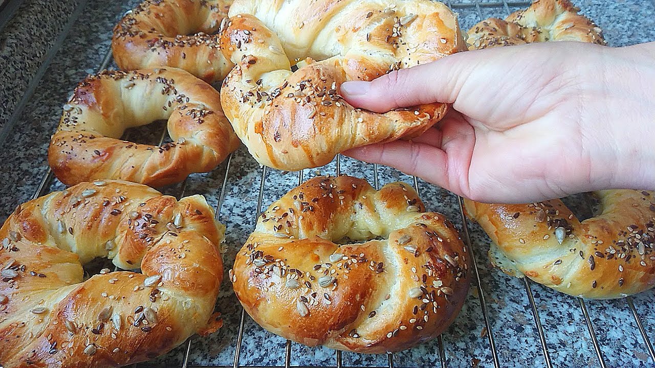 ⁣Сьедаются мгновенно. Очень ароматные и пышные  сырные бублики, булочки