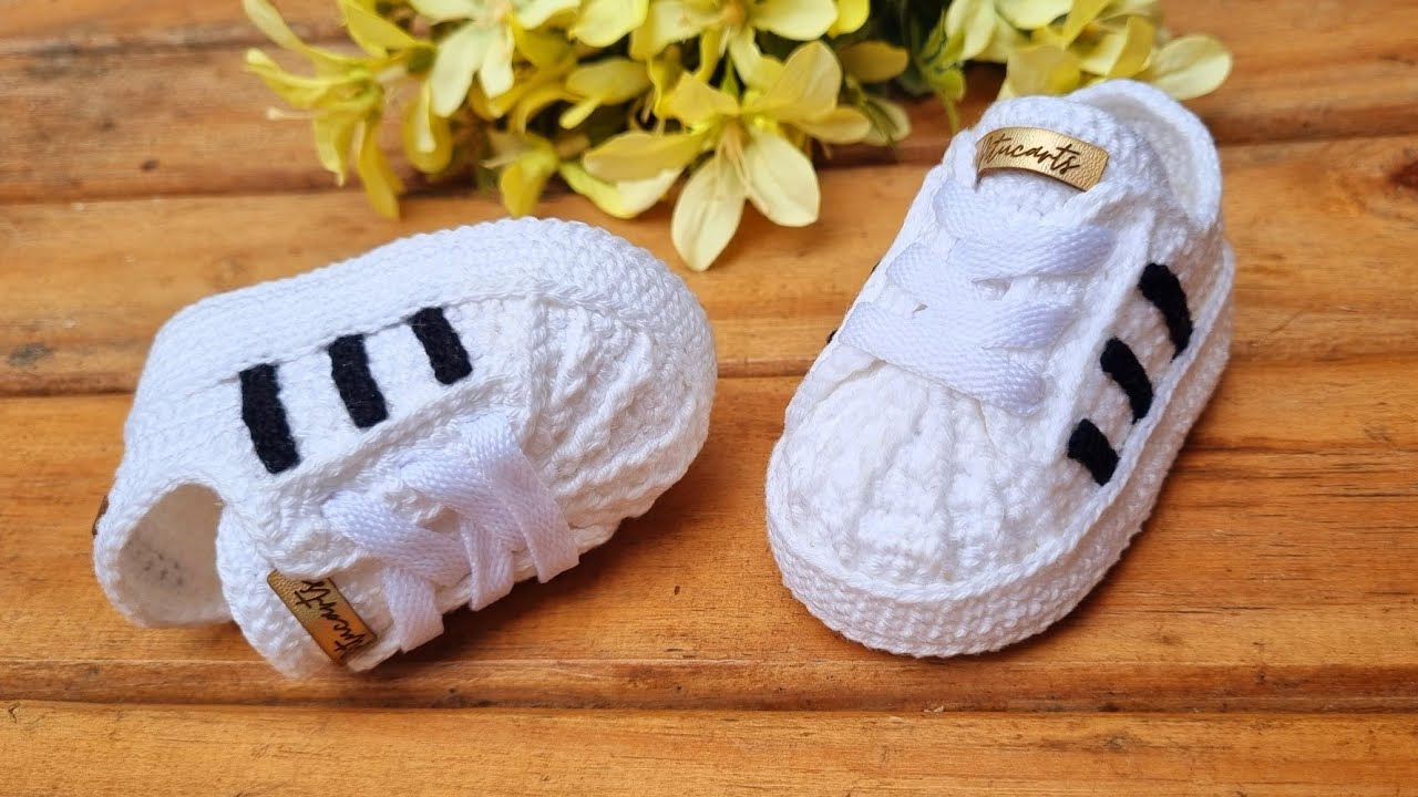 Tênis Tipo Adidas de Crochê para Bebê/9 cm/ 1 a 3 meses - 70 pontos.