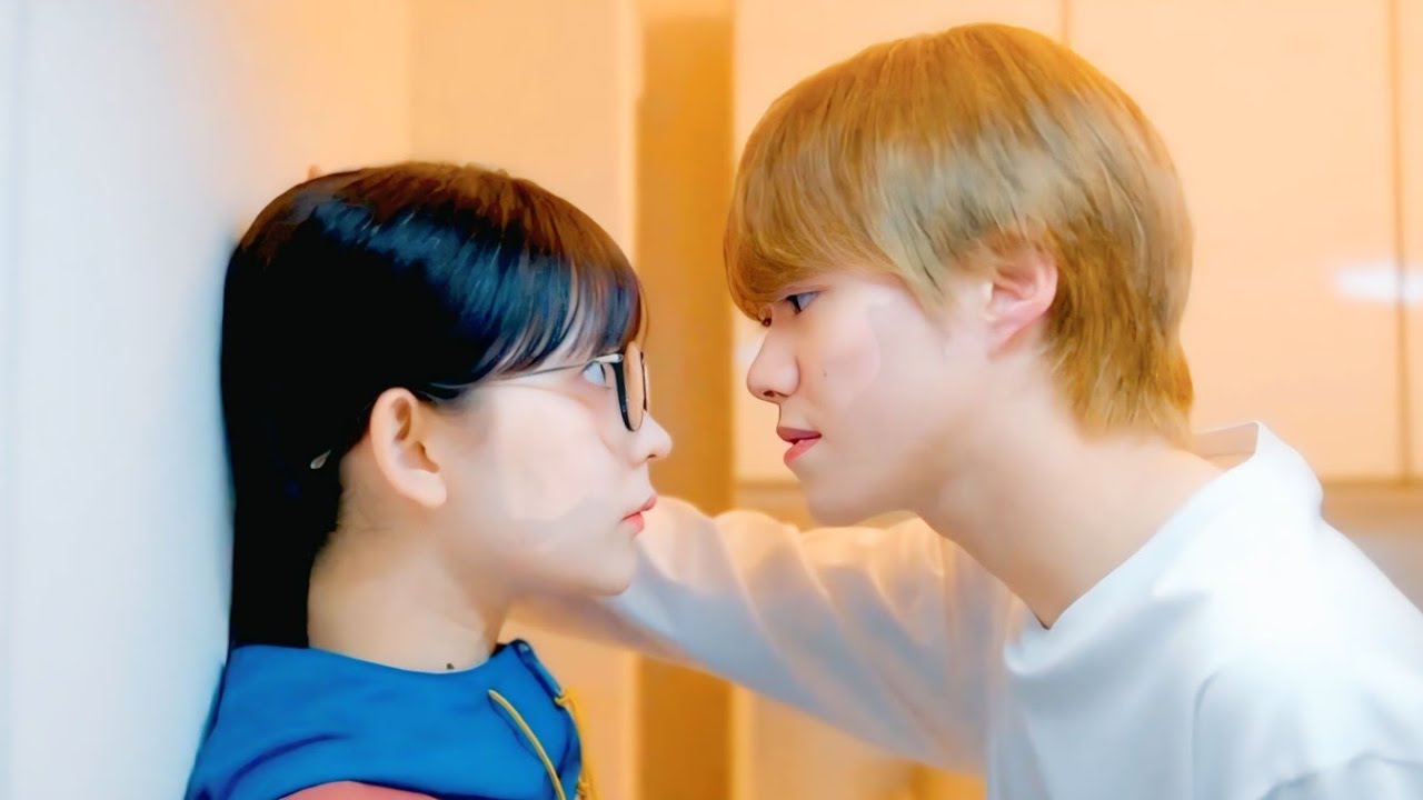 بنت كيوتة بيتنمرو عليها وبيوصفوها بالقبيحه واللى حواليها بيتصدمو لما مغنى فرقه مشهور بيوقع فى حبها❤️