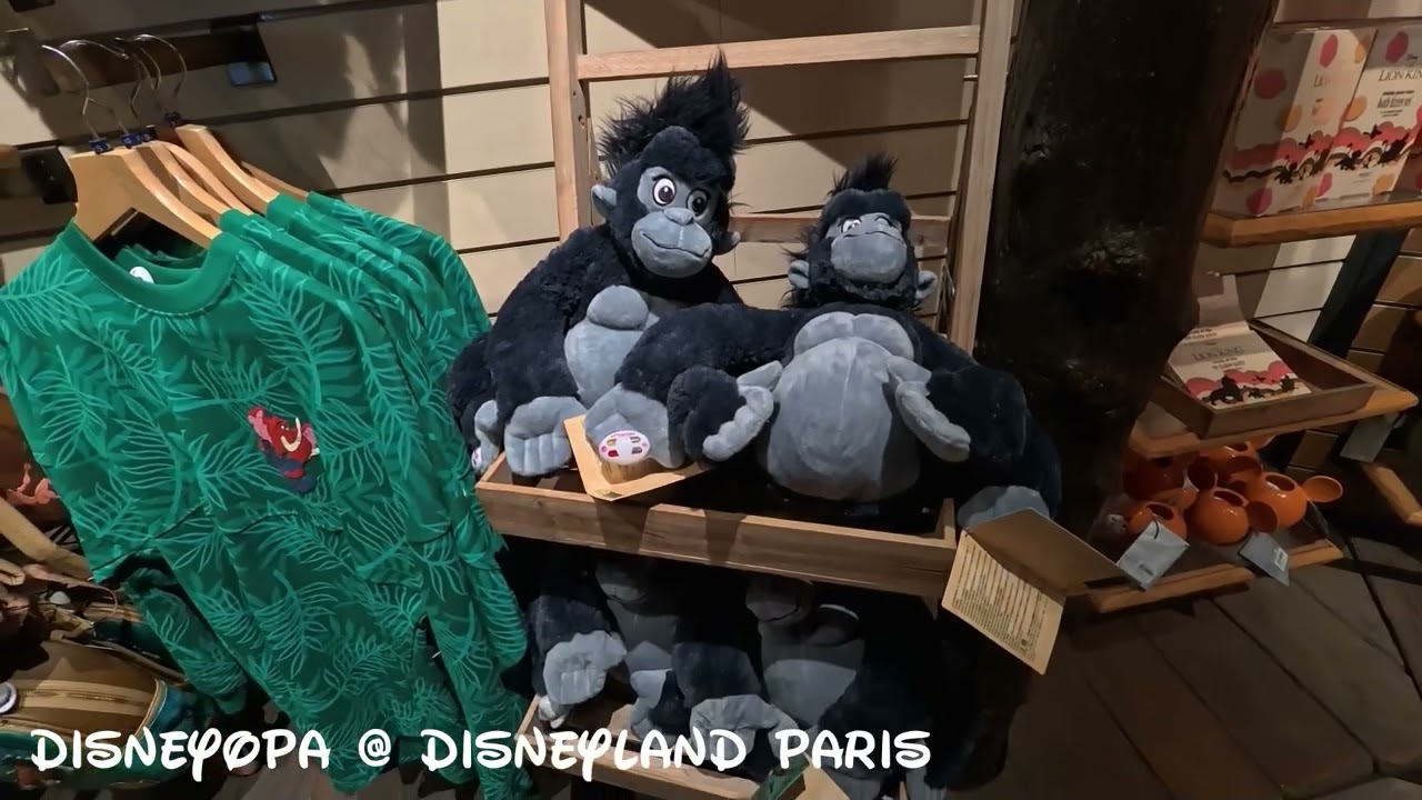 SHOP WALK THROUGH - LA GIRAFE CURIEUSE - Disneyland Paris XXX - DisneyOpa