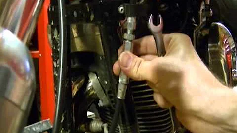 Hur man justerar kopplingskabeln på en Harley Davidson motorcykel