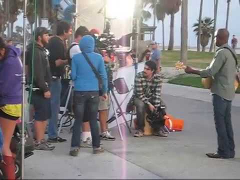 Darius Rucker singing Alright at Venice Beach ( Ho...