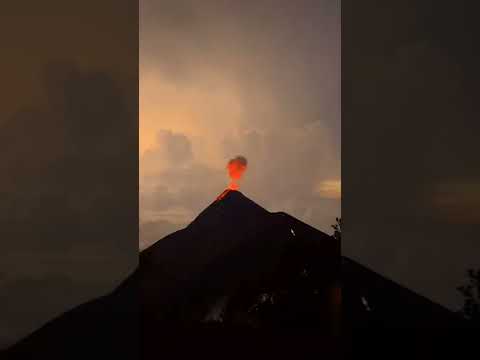 Videó: Vulkánok és túrázás Guatemalában