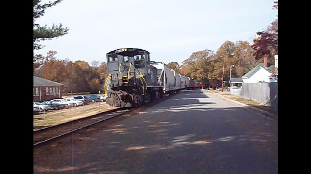 LAURINBURG & SOUTHERN 9525 LOCAL TRAIN IN LAURINBURG N.C ON 11/18/14