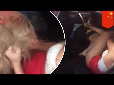 Dua wanita berkelahi di dalam taksi hingga roknya terangkat - Tomonews