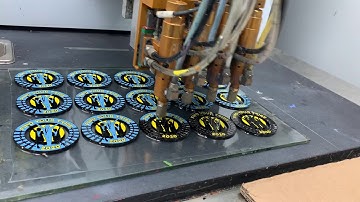 Automatic machine coloring process of soft enamel medal