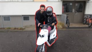 J'OFFRE SONT PREMIER SCOOTER A MON PETIT FRÈRE POUR SON ANNIVERSAIRE