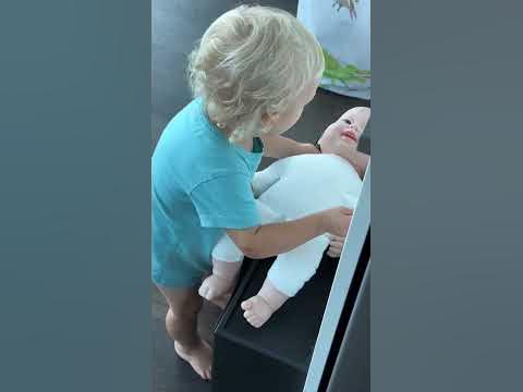 Маленький Дэвид моет куклу - YouTube