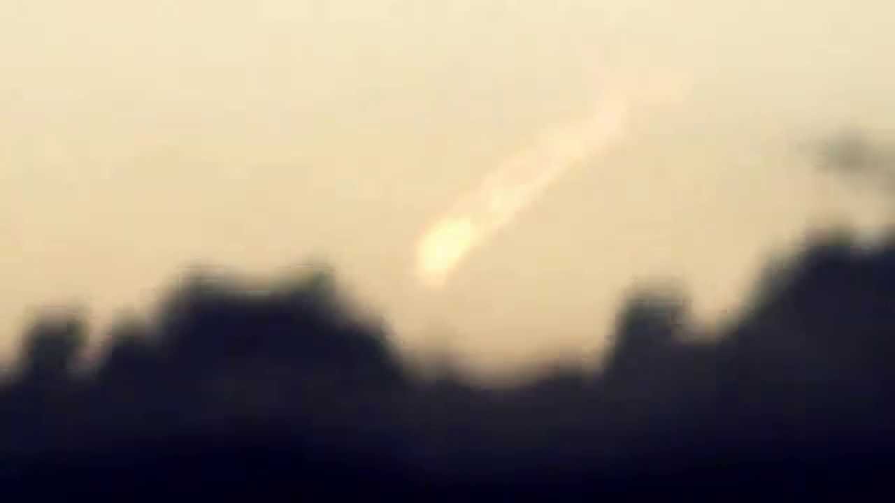 COMET OR SOMETHING FROM SPACE ENTERING OUR ATMOSPHERE OR COMING VERY CLOSE OVER NZ 2013 - THIS VIDEO WAS SHOT MONTHS AGO HERE IN NZ, JUST RE-UPLOADING FOR OPINIONS AS I DO NOT BELIEVE THIS TO BE A PLANE - PLEASE SUB THIS CHANNEL