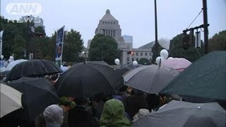 総理官邸前で