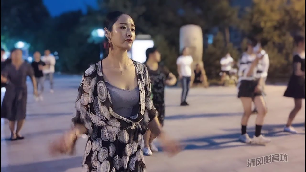 众美女敞开胸襟，甩开膀子，嗨了起来，大叔们的眼睛实在舍不得眨一下。歌曲：《只要你还需要我》