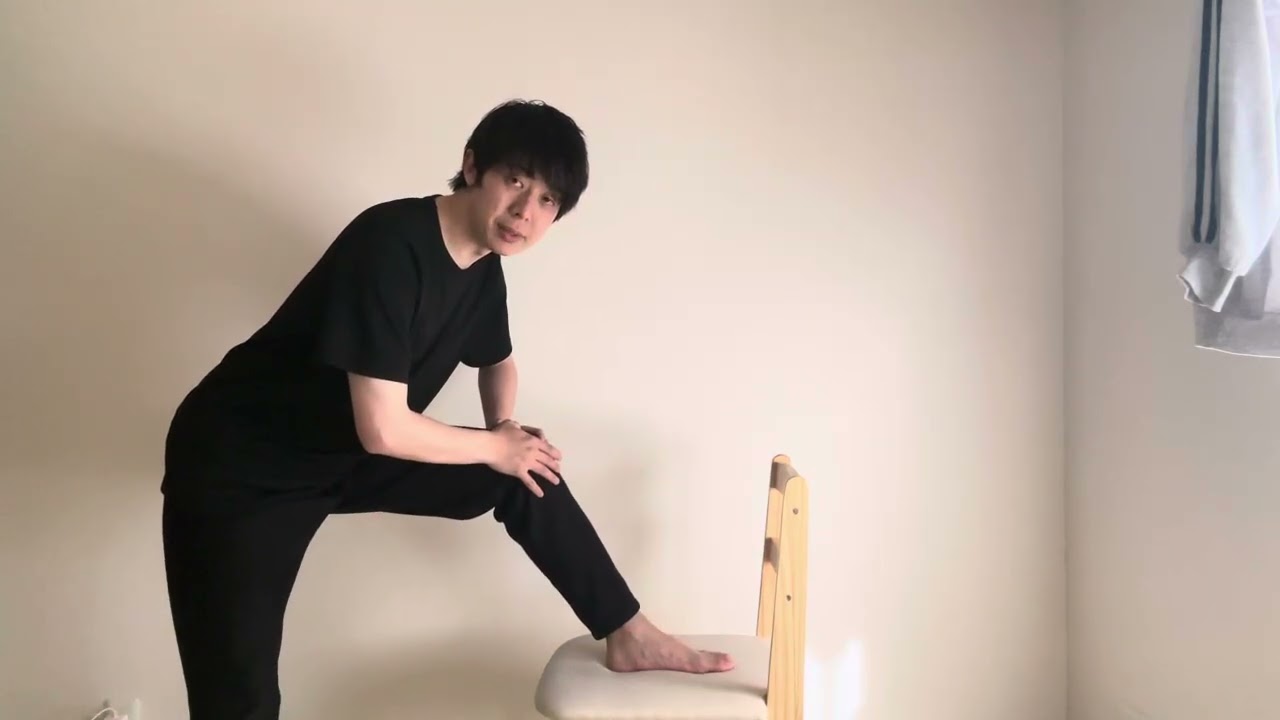 太もも裏のストレッチ(上向きで出来ない人向け)