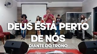 Miniatura de vídeo de "DEUS ESTÁ PERTO DE NÓS - DIANTE DO TRONO | AO VIVO"