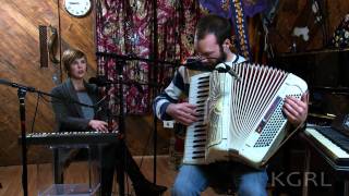 Pomplamoose - La Vie En Rose (KGRL FPA Live Session) 1080p HD Resimi