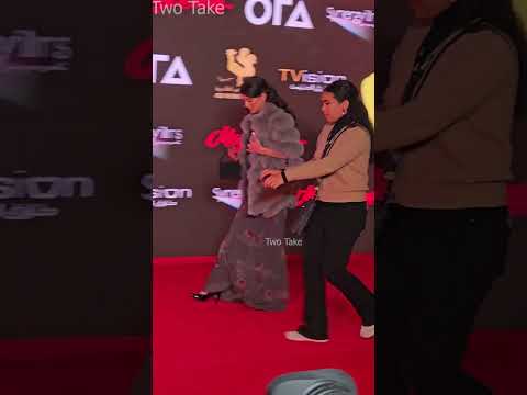 لحظة وصول نورين ابو سعدة صاحبة اغنية بصباصة عرض خاص فيلم الحريفة 2