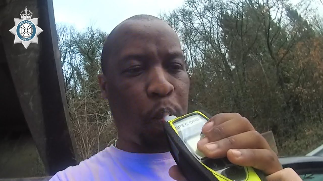 Пьяный водитель остановился на полосе движения автомагистрали и восемь раз попытался пройти тест ...